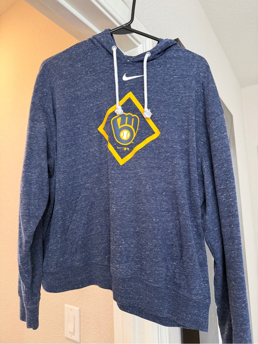 NWOT. Woman’s Nike thin pullover